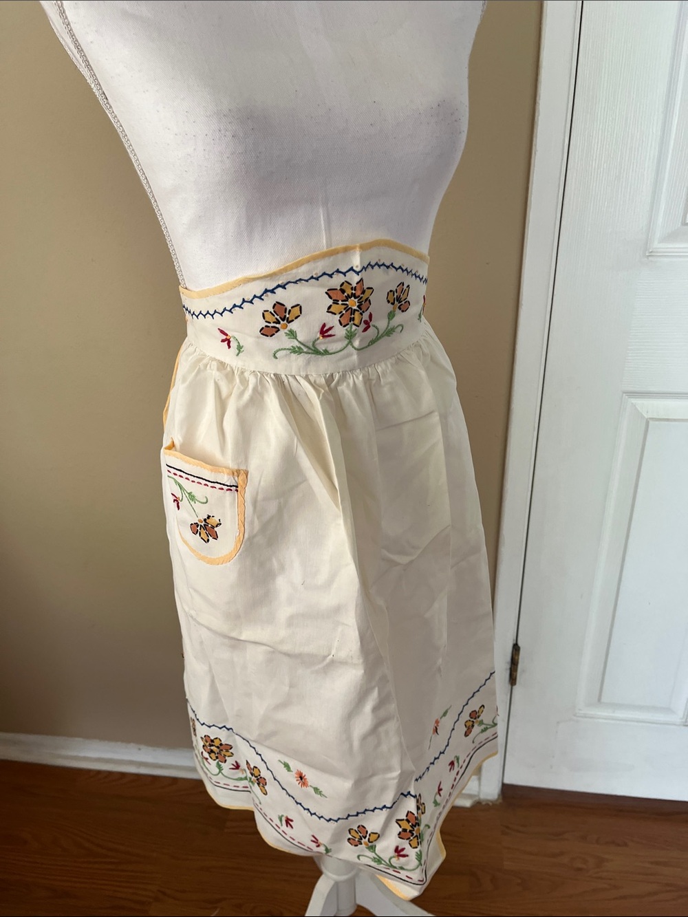 Vintage embroidered hostess apron with pocket